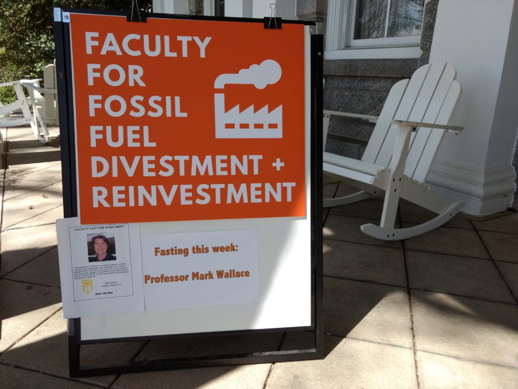 Faculty for fossil fuel divestment sign